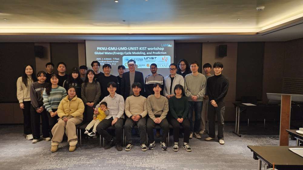 그림입니다.  원본 그림의 이름: 20250106_180650.jpg  원본 그림의 크기: 가로 4000pixel, 세로 2252pixel  사진 찍은 날짜: 2025년 01월 06일 오후 6:06  카메라 제조 업체 : samsung  카메라 모델 : Galaxy S23+  프로그램 이름 : S916NKSS5CXKA  F-스톱 : 1.8  노출 시간 : 1/170초  ISO 감도 : 640  노출 모드 : 자동  35mm 초점 거리 : 23  프로그램 노출 