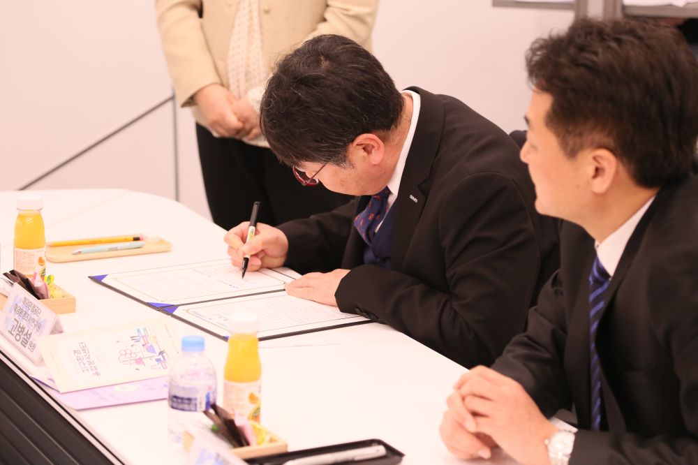 그림입니다.  원본 그림의 이름: KakaoTalk_20250401_155104971_08.jpg  원본 그림의 크기: 가로 5472pixel, 세로 3648pixel  사진 찍은 날짜: 2025년 03월 27일 오후 5:48  카메라 제조 업체 : Canon  카메라 모델 : Canon EOS 6D  F-스톱 : 4.0  노출 시간 : 1/80초  ISO 감도 : 2000  색 대표 : sRGB  노출 모드 : 자동  화이트 밸런스 : 자동  프로그램 노출 