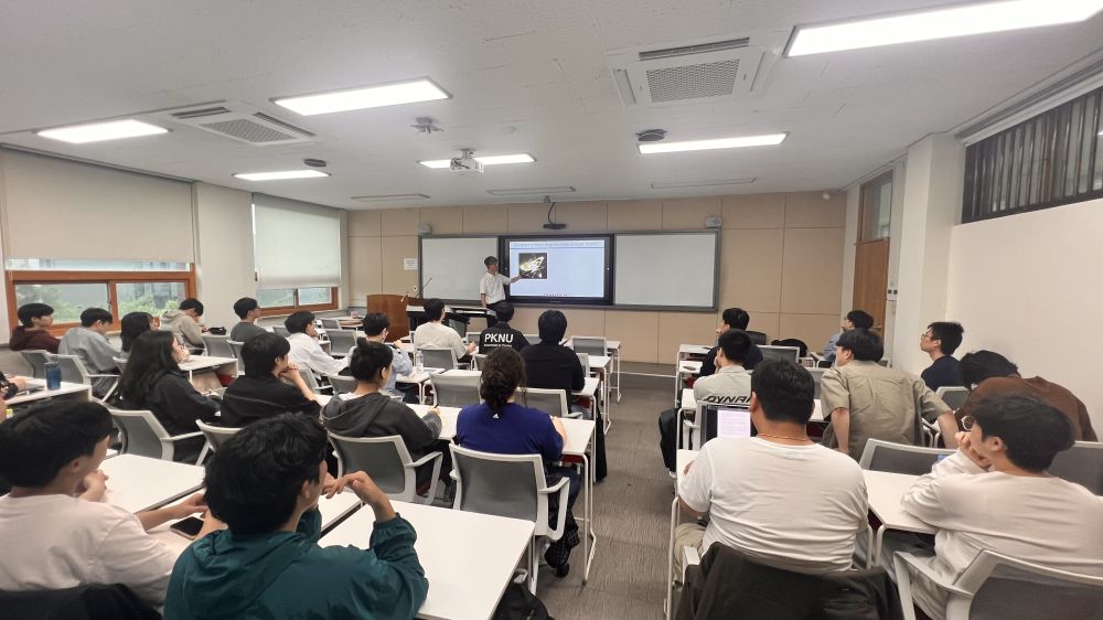 그림입니다.  원본 그림의 이름: KakaoTalk_20250523_143404168_03.jpg  원본 그림의 크기: 가로 4032pixel, 세로 2268pixel  사진 찍은 날짜: 2025년 05월 22일 오후 5:01  카메라 제조 업체 : Apple  카메라 모델 : iPhone 13 Pro Max  프로그램 이름 : 18.5  F-스톱 : 1.8  노출 시간 : 1/120초  ISO 감도 : 100  노출 모드 : 자동  35mm 초점 거리 : 1