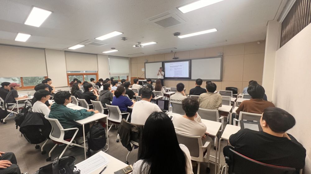 그림입니다.  원본 그림의 이름: KakaoTalk_20250523_143404168_04.jpg  원본 그림의 크기: 가로 4032pixel, 세로 2268pixel  사진 찍은 날짜: 2025년 05월 22일 오후 5:54  카메라 제조 업체 : Apple  카메라 모델 : iPhone 13 Pro Max  프로그램 이름 : 18.5  F-스톱 : 1.8  노출 시간 : 1/120초  ISO 감도 : 125  노출 모드 : 자동  35mm 초점 거리 : 1