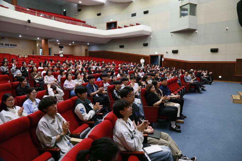 그림입니다.  원본 그림의 이름: IMG_7893.JPG  원본 그림의 크기: 가로 5472pixel, 세로 3648pixel  사진 찍은 날짜: 2025년 05월 30일 오후 3:22  카메라 제조 업체 : Canon  카메라 모델 : Canon EOS 6D  F-스톱 : 7.1  노출 시간 : 1/100초  ISO 감도 : 5000  색 대표 : sRGB  노출 모드 : 자동  프로그램 노출 : 자동 제어 모드  측광 모드 : 평가 측광  플래시 모드 : 