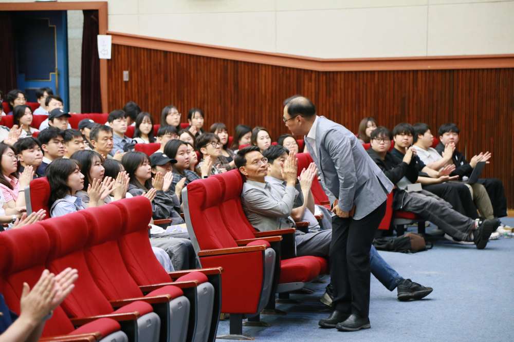 그림입니다.  원본 그림의 이름: IMG_7900.JPG  원본 그림의 크기: 가로 5472pixel, 세로 3648pixel  사진 찍은 날짜: 2025년 05월 30일 오후 3:22  카메라 제조 업체 : Canon  카메라 모델 : Canon EOS 6D  F-스톱 : 4.5  노출 시간 : 1/125초  ISO 감도 : 5000  색 대표 : sRGB  노출 모드 : 자동  프로그램 노출 : 자동 제어 모드  측광 모드 : 평가 측광  플래시 모드 : 