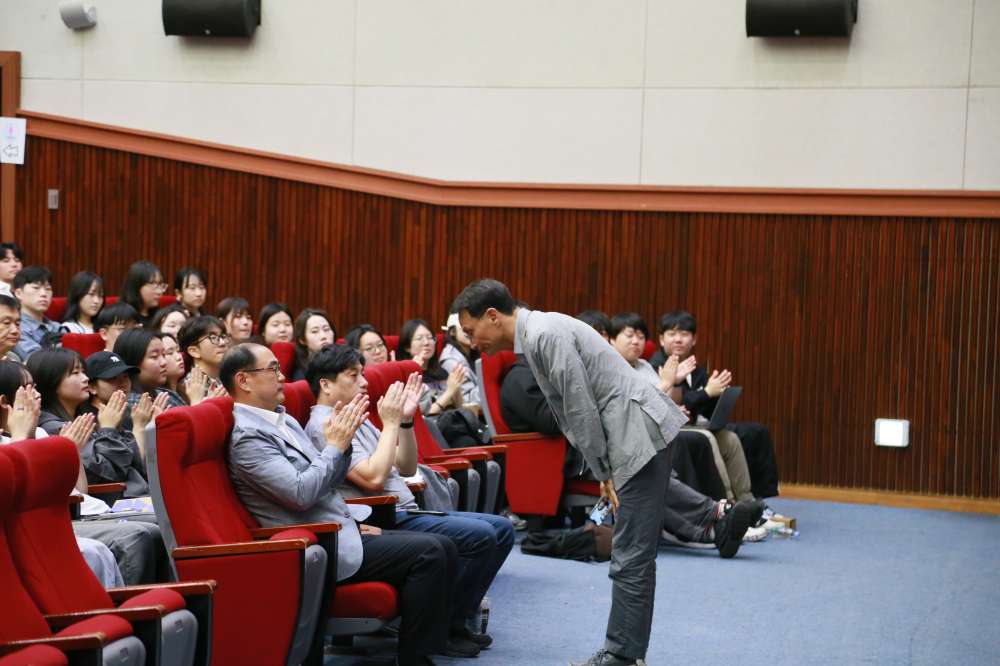 그림입니다.  원본 그림의 이름: IMG_7904.JPG  원본 그림의 크기: 가로 5472pixel, 세로 3648pixel  사진 찍은 날짜: 2025년 05월 30일 오후 3:22  카메라 제조 업체 : Canon  카메라 모델 : Canon EOS 6D  F-스톱 : 5.0  노출 시간 : 1/160초  ISO 감도 : 5000  색 대표 : sRGB  노출 모드 : 자동  프로그램 노출 : 자동 제어 모드  측광 모드 : 평가 측광  플래시 모드 : 