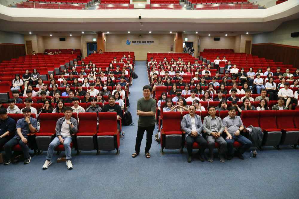 그림입니다.  원본 그림의 이름: IMG_7937.JPG  원본 그림의 크기: 가로 5472pixel, 세로 3648pixel  사진 찍은 날짜: 2025년 05월 30일 오후 3:29  카메라 제조 업체 : Canon  카메라 모델 : Canon EOS 6D  F-스톱 : 8.0  노출 시간 : 1/125초  색 대표 : sRGB  노출 모드 : 자동  프로그램 노출 : 자동 제어 모드  측광 모드 : 가운데 중점 평균 측광  플래시 모드 : 플래시 끔  E