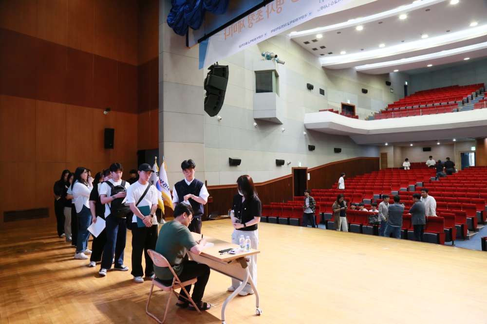 그림입니다.원본 그림의 이름: IMG_7990.JPG원본 그림의 크기: 가로 5472pixel, 세로 3648pixel사진 찍은 날짜: 2025년 05월 30일 오후 5:28카메라 제조 업체 : Canon카메라 모델 : Canon EOS 6DF-스톱 : 7.1노출 시간 : 1/125초ISO 감도 : 5000색 대표 : sRGB노출 모드 : 자동프로그램 노출 : 자동 제어 모드측광 모드 : 평가 측광플래시 모드 : 