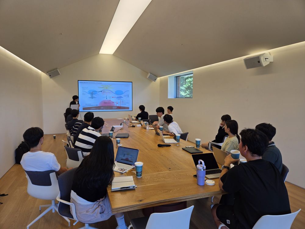 그림입니다.  원본 그림의 이름: KakaoTalk_20250727_023257044_01.jpg  원본 그림의 크기: 가로 4000pixel, 세로 3000pixel  사진 찍은 날짜: 2025년 07월 25일 오후 10:55  카메라 제조 업체 : samsung  카메라 모델 : Galaxy S25  프로그램 이름 : S931NKSS5AYF6  F-스톱 : 1.8  노출 시간 : 3178469/500000000초  IOS 감도 : 3145753  노출 모드