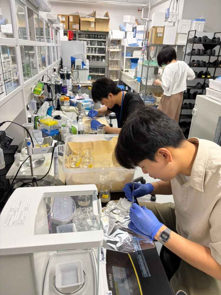 그림입니다.  원본 그림의 이름: KakaoTalk_20250804_135705061_23.jpg  원본 그림의 크기: 가로 1080pixel, 세로 1440pixel  색 대표 : sRGB