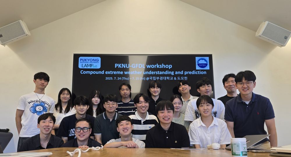 그림입니다.  원본 그림의 이름: KakaoTalk_20250727_023257044.jpg  원본 그림의 크기: 가로 3484pixel, 세로 1883pixel  사진 찍은 날짜: 2025년 07월 25일 오후 10:12  카메라 제조 업체 : samsung  카메라 모델 : Galaxy S24 Ultra  프로그램 이름 : S928NKSS4BYF1  F-스톱 : 1.7  노출 시간 : 83/10000초  IOS 감도 : 40  노출 모드 : 자동  35mm