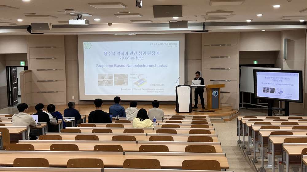 그림입니다.  원본 그림의 이름: KakaoTalk_20251107_105208152.jpg  원본 그림의 크기: 가로 4032pixel, 세로 2268pixel  사진 찍은 날짜: 2025년 11월 06일 오후 5:00  카메라 제조 업체 : Apple  카메라 모델 : iPhone 13 Pro Max  프로그램 이름 : 26.1  F-스톱 : 1.5  노출 시간 : 1/60초  ISO 감도 : 64  노출 모드 : 자동  35mm 초점 거리 : 43  프로