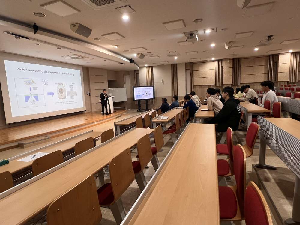 그림입니다.원본 그림의 이름: KakaoTalk_20251107_105208152_02.jpg원본 그림의 크기: 가로 4032pixel, 세로 3024pixel사진 찍은 날짜: 2025년 11월 06일 오후 5:57카메라 제조 업체 : Apple카메라 모델 : iPhone 13 Pro Max프로그램 이름 : 26.1F-스톱 : 1.8노출 시간 : 1/60초ISO 감도 : 160노출 모드 : 자동35mm 초점 거리 : 19