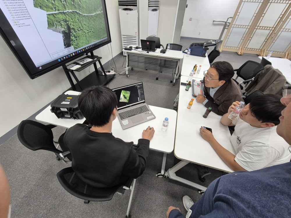 그림입니다.원본 그림의 이름: KakaoTalk_20251121_155900852.jpg원본 그림의 크기: 가로 1000pixel, 세로 750pixel