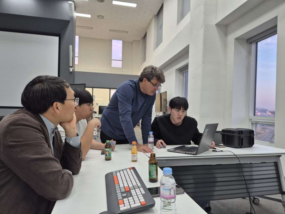 그림입니다.원본 그림의 이름: KakaoTalk_20251121_155900852_01.jpg원본 그림의 크기: 가로 1000pixel, 세로 750pixel