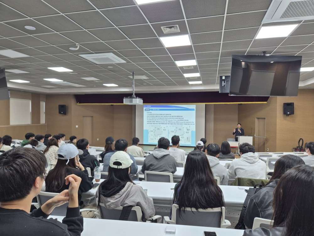 그림입니다.원본 그림의 이름: KakaoTalk_20251121_160350842_08.jpg원본 그림의 크기: 가로 1000pixel, 세로 750pixel