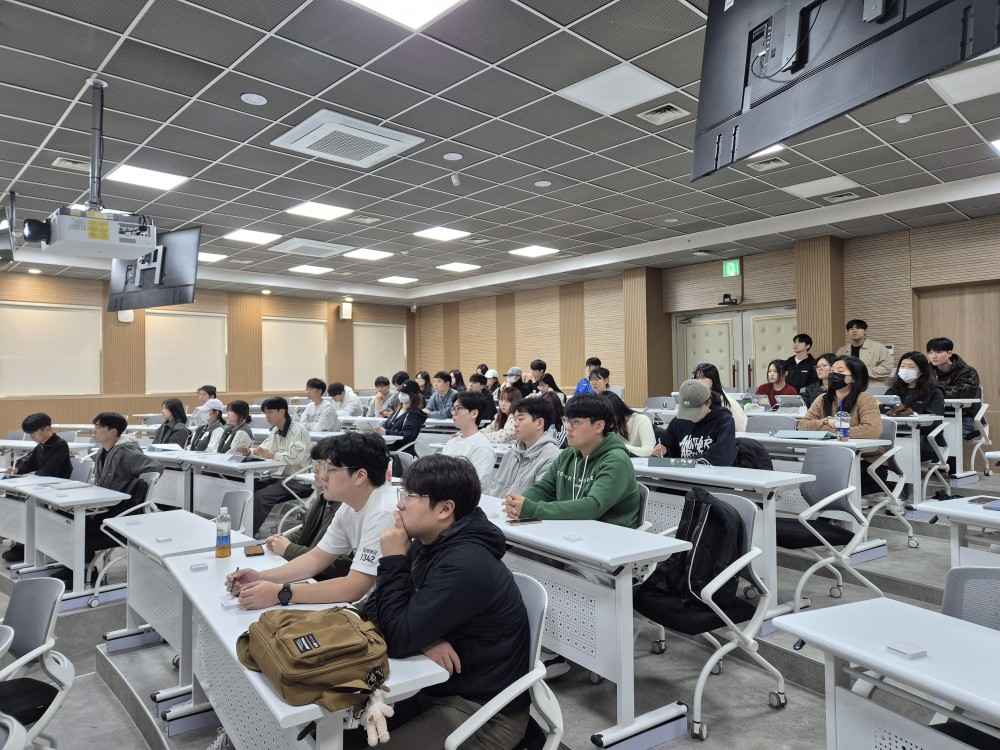 그림입니다.원본 그림의 이름: KakaoTalk_20251121_160350842_10.jpg원본 그림의 크기: 가로 1000pixel, 세로 750pixel
