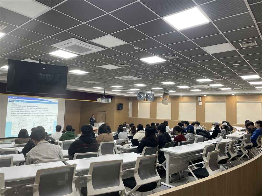 그림입니다.원본 그림의 이름: KakaoTalk_20251110_151217147_01.jpg원본 그림의 크기: 가로 4032pixel, 세로 3024pixel사진 찍은 날짜: 2025년 11월 10일 오후 10:34카메라 제조 업체 : Apple카메라 모델 : iPhone 12 Pro프로그램 이름 : 18.6.2F-스톱 : 1.6노출 시간 : 1/120초ISO 감도 : 125노출 모드 : 자동35mm 초점 거리 : 26