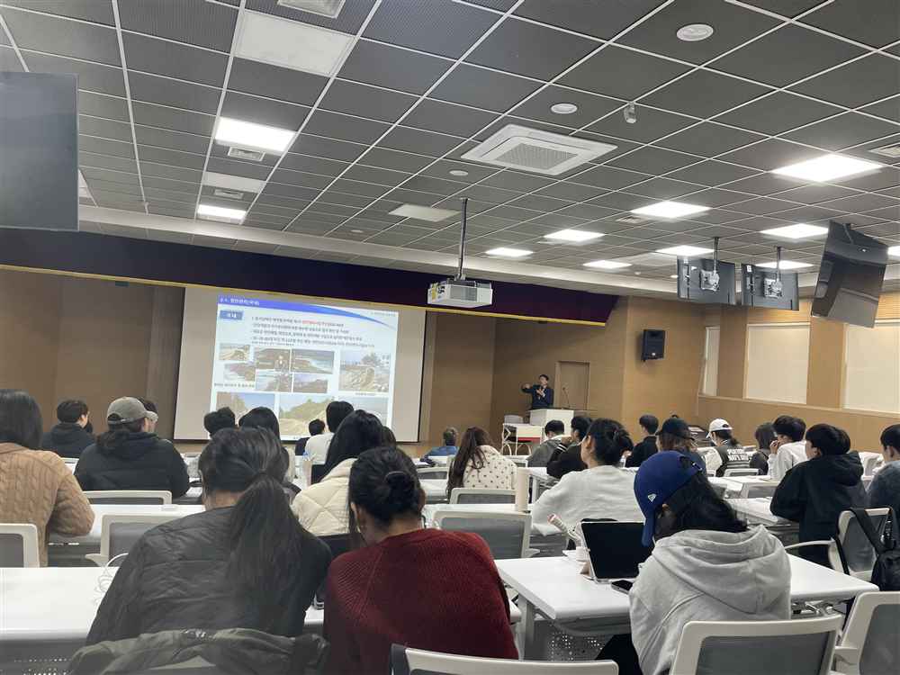 그림입니다.원본 그림의 이름: KakaoTalk_20251110_151217147_06.jpg원본 그림의 크기: 가로 4032pixel, 세로 3024pixel사진 찍은 날짜: 2025년 11월 10일 오후 11:22카메라 제조 업체 : Apple카메라 모델 : iPhone 12 Pro프로그램 이름 : 18.6.2F-스톱 : 1.6노출 시간 : 1/60초ISO 감도 : 80노출 모드 : 자동35mm 초점 거리 : 26