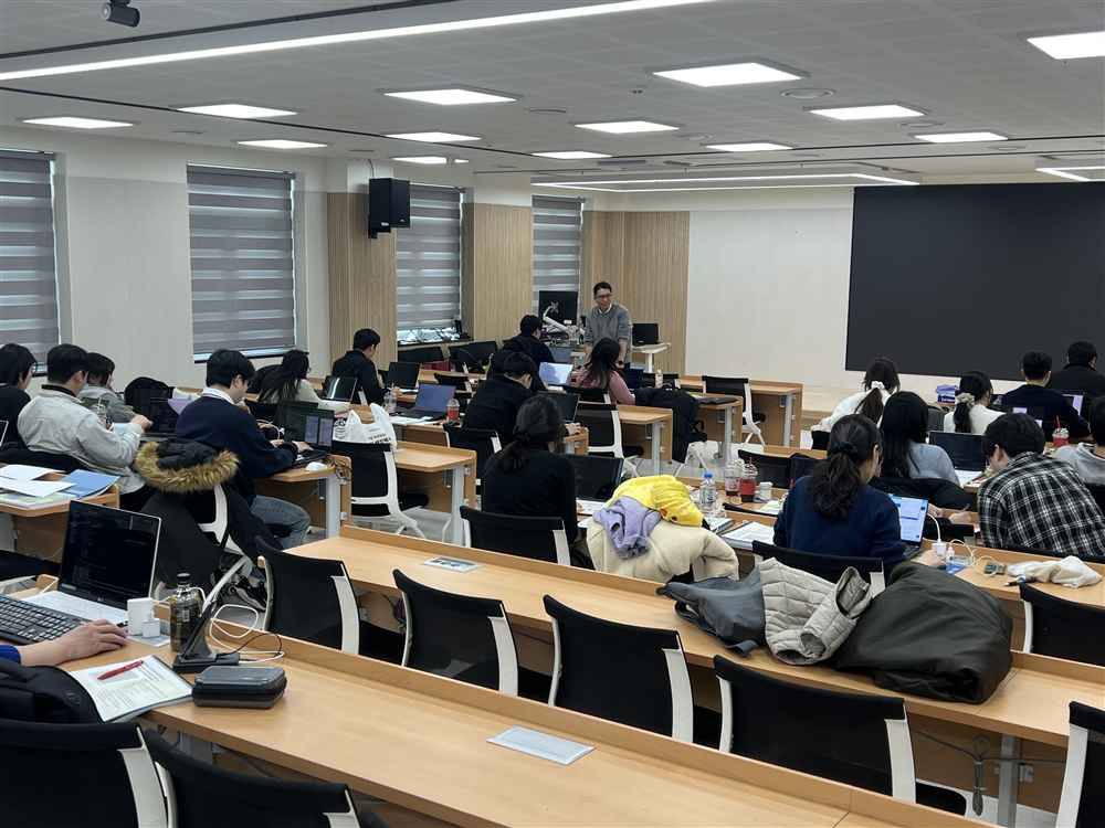 그림입니다.원본 그림의 이름: KakaoTalk_20260130_093722235_29.jpg원본 그림의 크기: 가로 4032pixel, 세로 3024pixel사진 찍은 날짜: 2026년 01월 29일 오후 2:35카메라 제조 업체 : Apple카메라 모델 : iPhone 13 Pro프로그램 이름 : 26.2F-스톱 : 1.5노출 시간 : 1/144초ISO 감도 : 40노출 모드 : 자동35mm 초점 거리 : 38프로