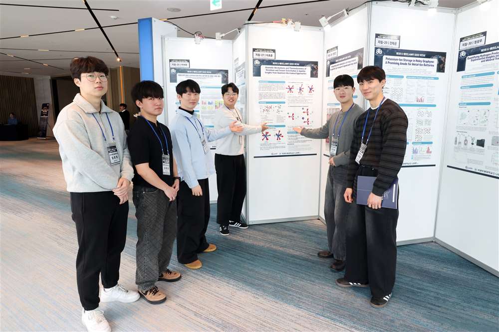 그림입니다.원본 그림의 이름: KakaoTalk_20260210_191453991_09.jpg원본 그림의 크기: 가로 6000pixel, 세로 4000pixel사진 찍은 날짜: 2026년 02월 10일 오후 6:57카메라 제조 업체 : Canon카메라 모델 : Canon EOS R5m2프로그램 이름 : Adobe Photoshop 21.1 (Windows)F-스톱 : 8.0노출 시간 : 1/160초ISO 감도 : 4000색 