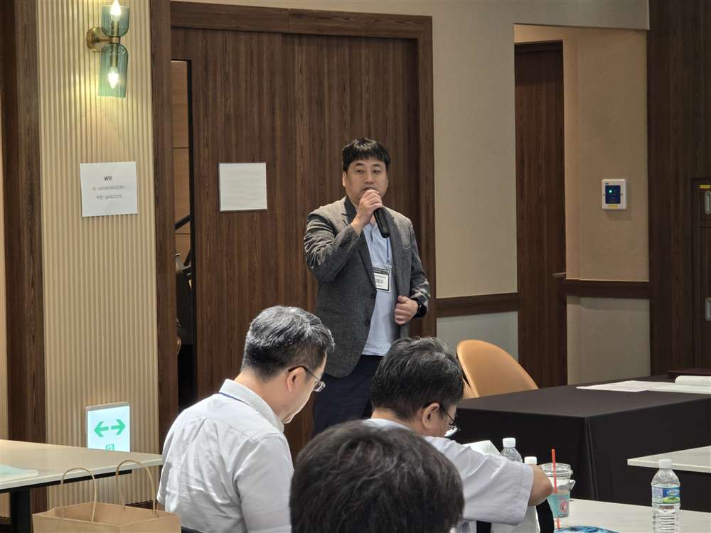 그림입니다.원본 그림의 이름: KakaoTalk_20250825_103341142_19.jpg원본 그림의 크기: 가로 4000pixel, 세로 3000pixel사진 찍은 날짜: 2025년 08월 21일 오후 4:06카메라 제조 업체 : samsung카메라 모델 : Galaxy S24 Ultra프로그램 이름 : S928NKSS4BYF1F-스톱 : 3.4노출 시간 : 83337/5000000초ISO 감도 : 65786노출 모드 