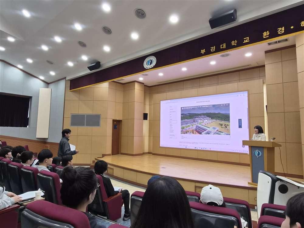 그림입니다.원본 그림의 이름: (행사사진2)_260324.jpg원본 그림의 크기: 가로 4000pixel, 세로 3000pixel사진 찍은 날짜: 2026년 03월 24일 오후 11:02카메라 제조 업체 : samsung카메라 모델 : Galaxy Z Flip7프로그램 이름 : F766NKSS8AZB2F-스톱 : 2.2노출 시간 : 8333333/500000000초ISO 감도 : 8323112노출 모드 : 자동35mm 초