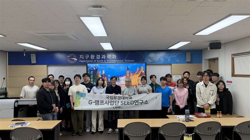 그림입니다.원본 그림의 이름: KakaoTalk_20260514_092818427_09.jpg원본 그림의 크기: 가로 5712pixel, 세로 3213pixel사진 찍은 날짜: 2026년 05월 12일 오후 5:38카메라 제조 업체 : Apple카메라 모델 : iPhone 17 Pro프로그램 이름 : 26.4.2F-스톱 : 1.8노출 시간 : 1/218초ISO 감도 : 160노출 모드 : 자동35mm 초점 거리 : 24