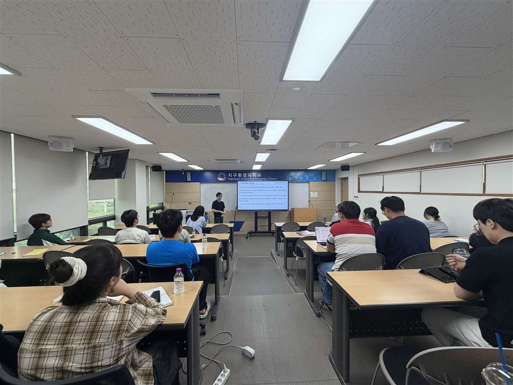 그림입니다.원본 그림의 이름: KakaoTalk_20260514_092818427_05.jpg원본 그림의 크기: 가로 5712pixel, 세로 4284pixel사진 찍은 날짜: 2026년 05월 12일 오후 4:43카메라 제조 업체 : Apple카메라 모델 : iPhone 17 Pro프로그램 이름 : 26.4.2F-스톱 : 2.2노출 시간 : 1/120초ISO 감도 : 160노출 모드 : 자동35mm 초점 거리 : 14