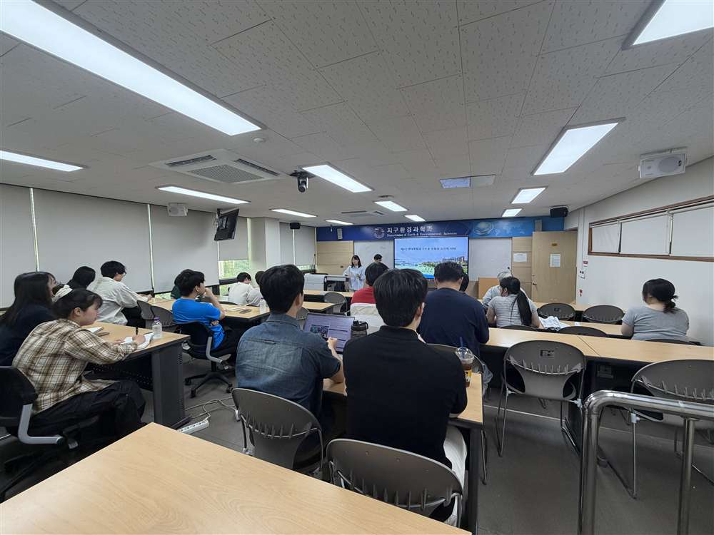 그림입니다.원본 그림의 이름: KakaoTalk_20260514_092818427.jpg원본 그림의 크기: 가로 5712pixel, 세로 4284pixel사진 찍은 날짜: 2026년 05월 12일 오후 4:00카메라 제조 업체 : Apple카메라 모델 : iPhone 17 Pro프로그램 이름 : 26.4.2F-스톱 : 2.2노출 시간 : 1/120초ISO 감도 : 160노출 모드 : 자동35mm 초점 거리 : 14프로